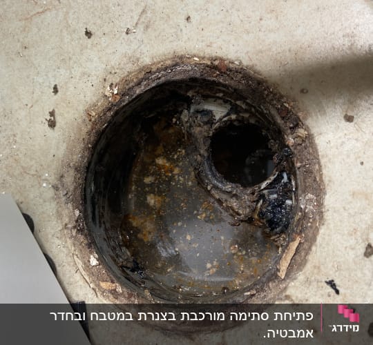 פתח ניקוז עם לכלוך ומים עומדים